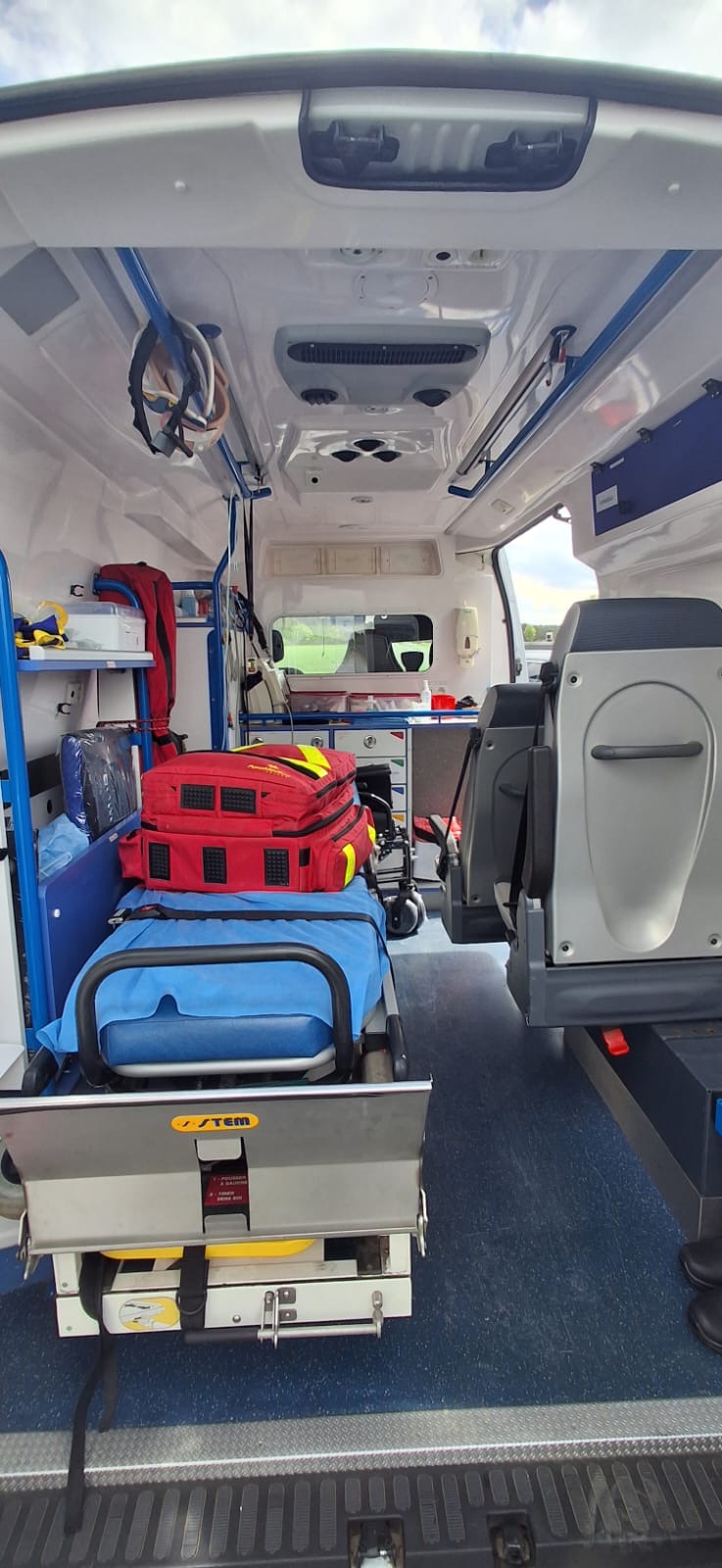 Wnętrze ambulansu — nosze i sprzęt ratowniczy